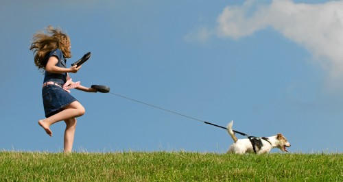 Mädchen mit Hund an der Leine fot33477395 500px