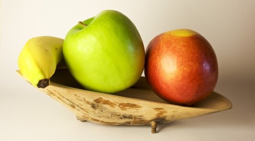 Apfel und Banane auf Teller