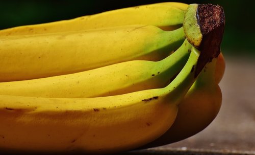 Bananen auf einem Tisch